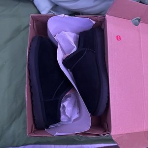 UGGS SIZE 7 only wore a few times don’t like how they look.